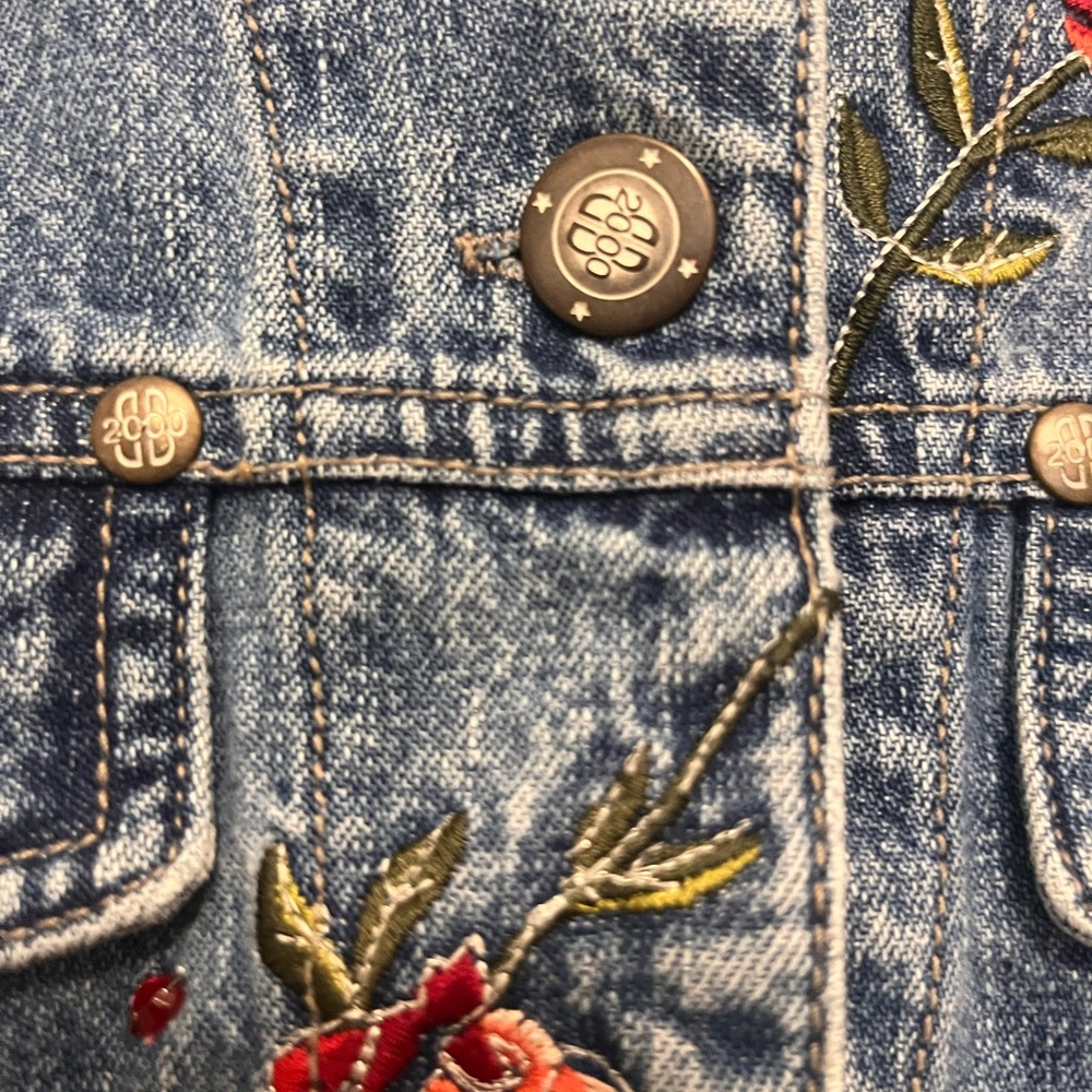 Bill Blass Blue Denim Vest with Red Floral Design - Picture 4 of 11